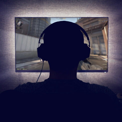 Gamer in front of a blank monitor